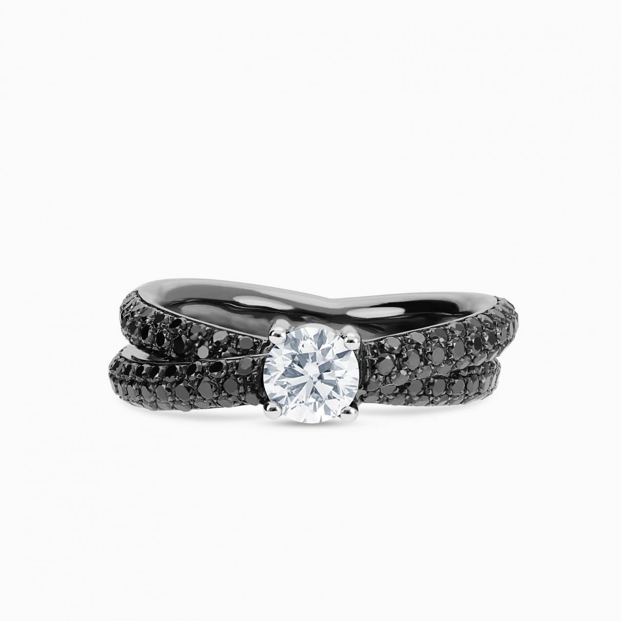 Anillo cruzado de oro rodio negro con diamante central blanco y diamantes negros