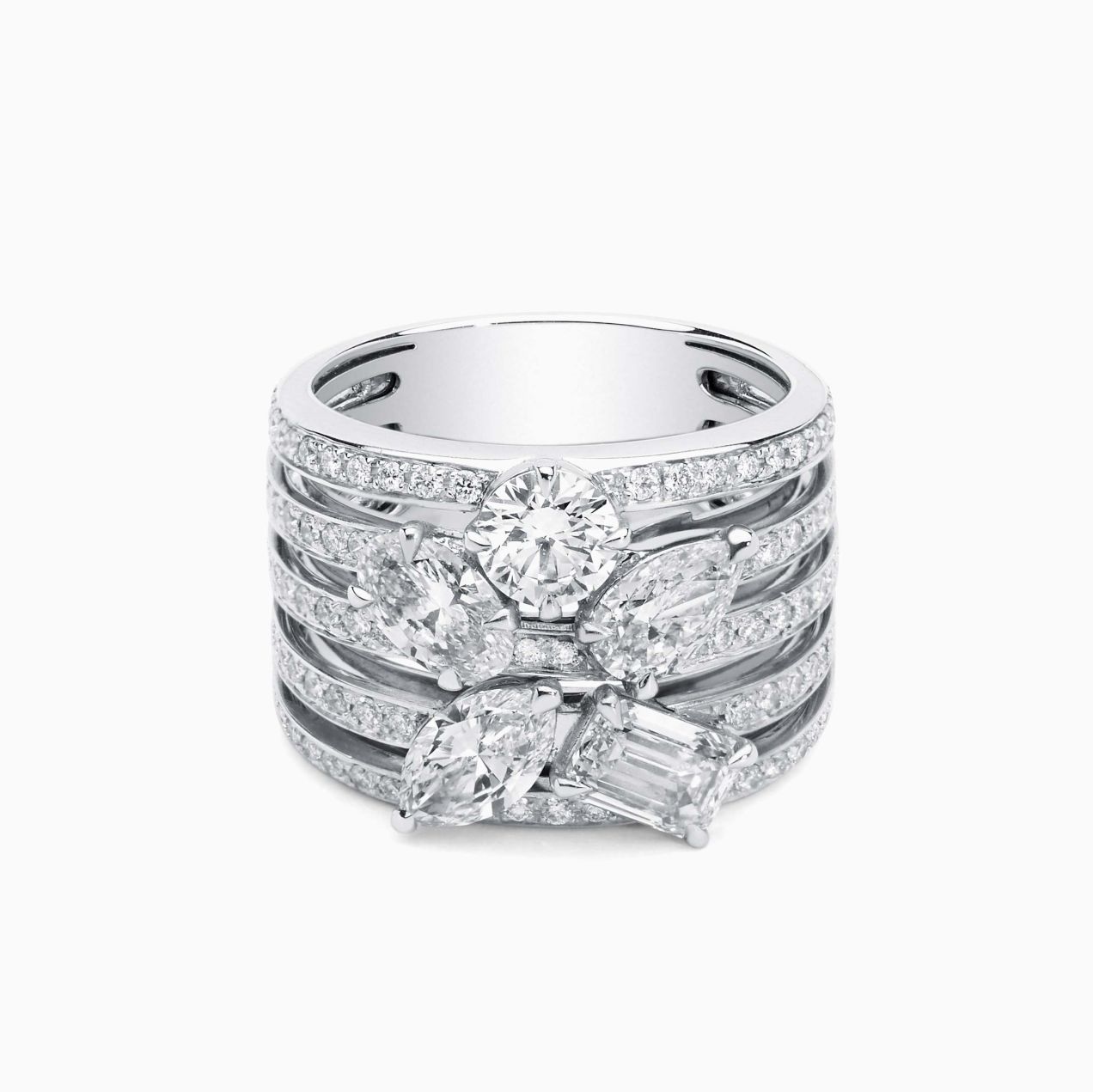 White gold with diamonds in different sizes row ring