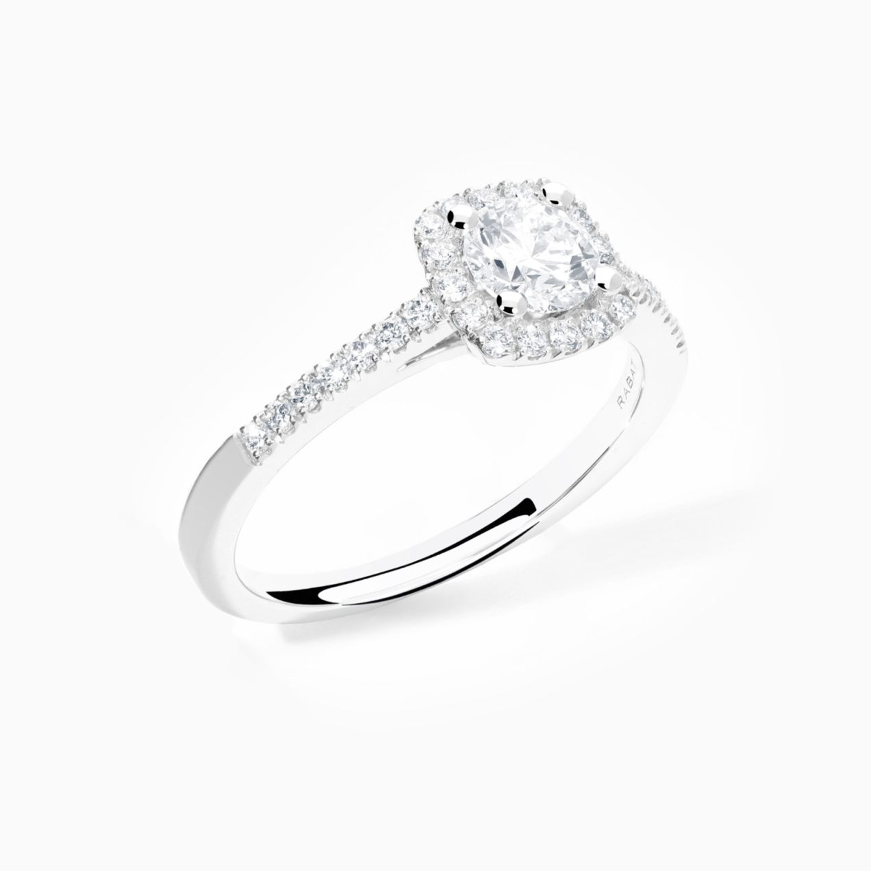 Anillo solitario de compromiso de oro blanco con diamante central con orla y brazo de diamantes