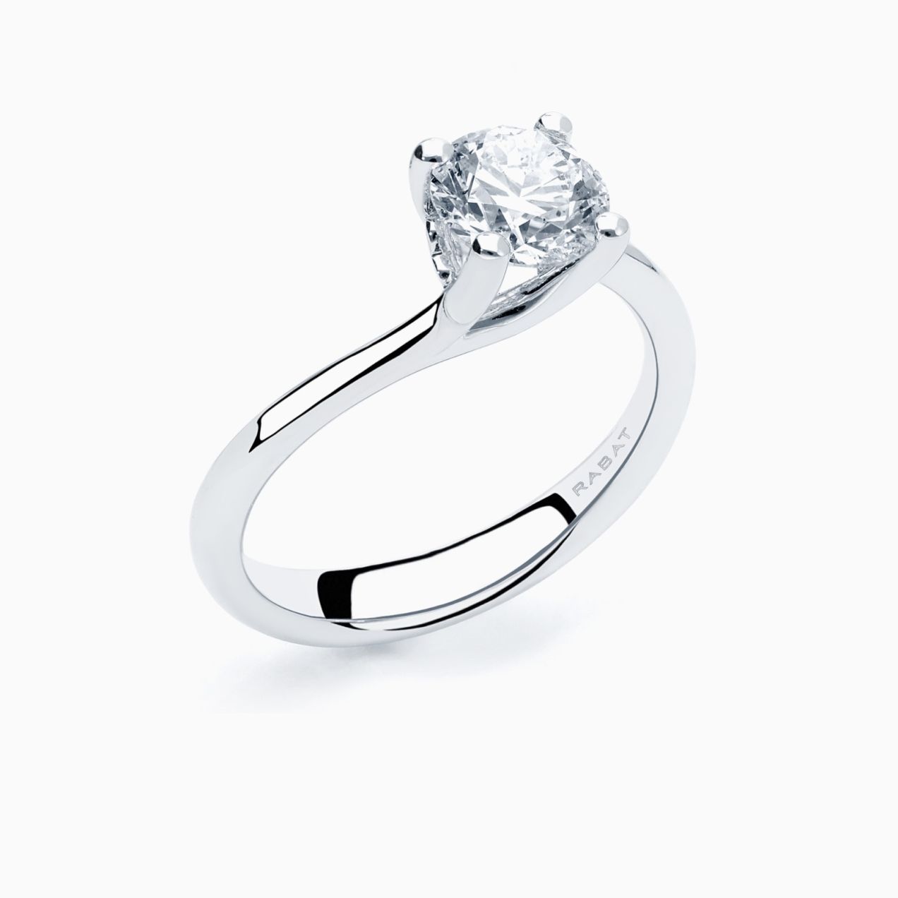 Anillo solitario de compromiso de oro blanco con diamante central