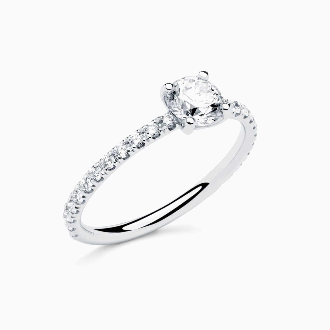 Anillo solitario de compromiso de oro blanco con diamante central y brazo de diamantes