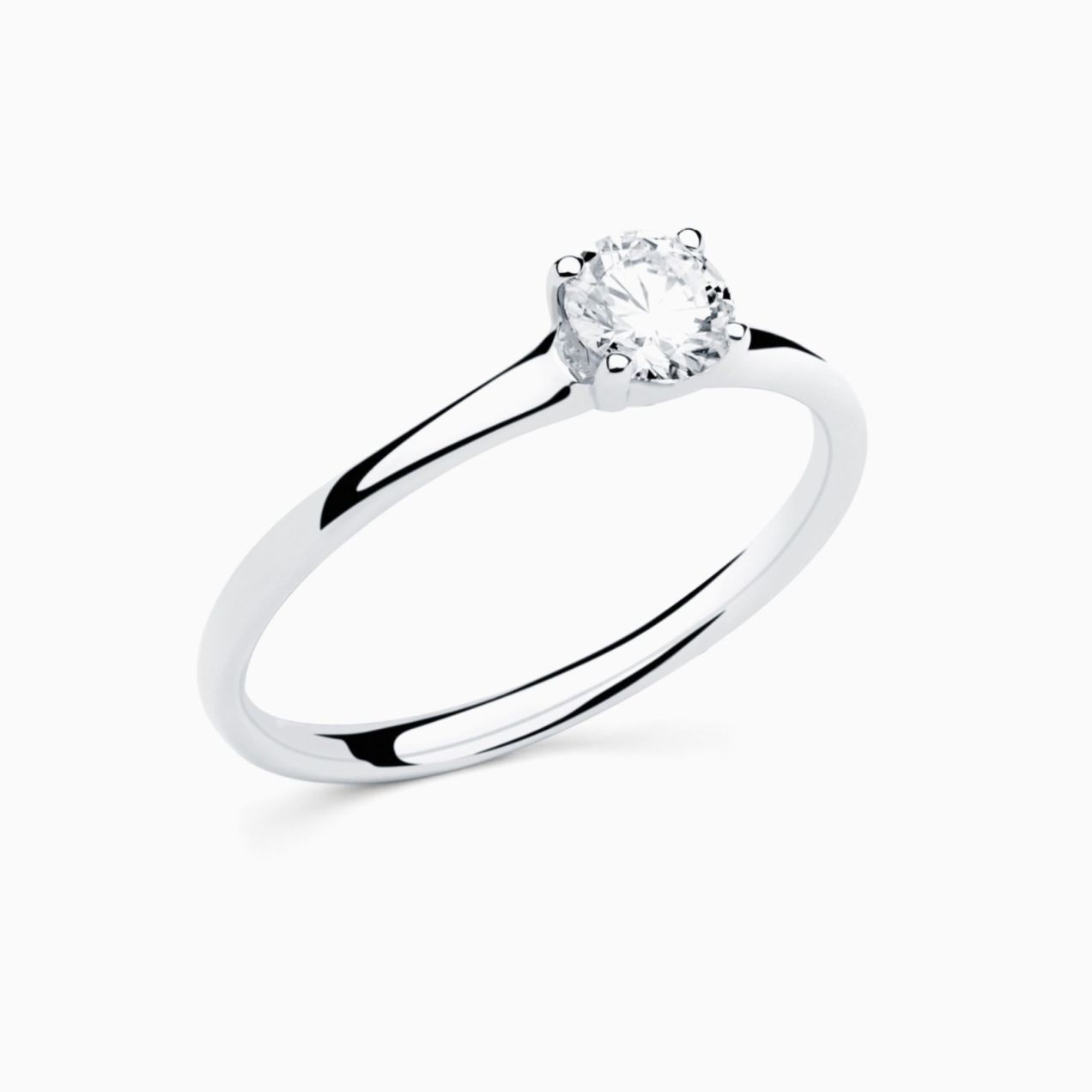 Anillo solitario de compromiso de oro blanco con diamante central