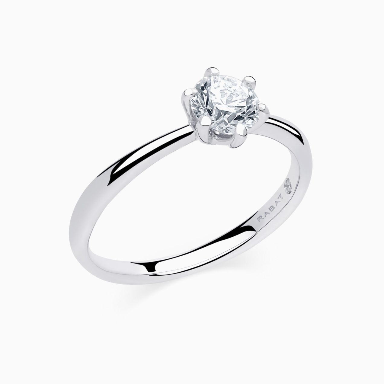 Anillo solitario de compromiso de oro blanco con diamante central