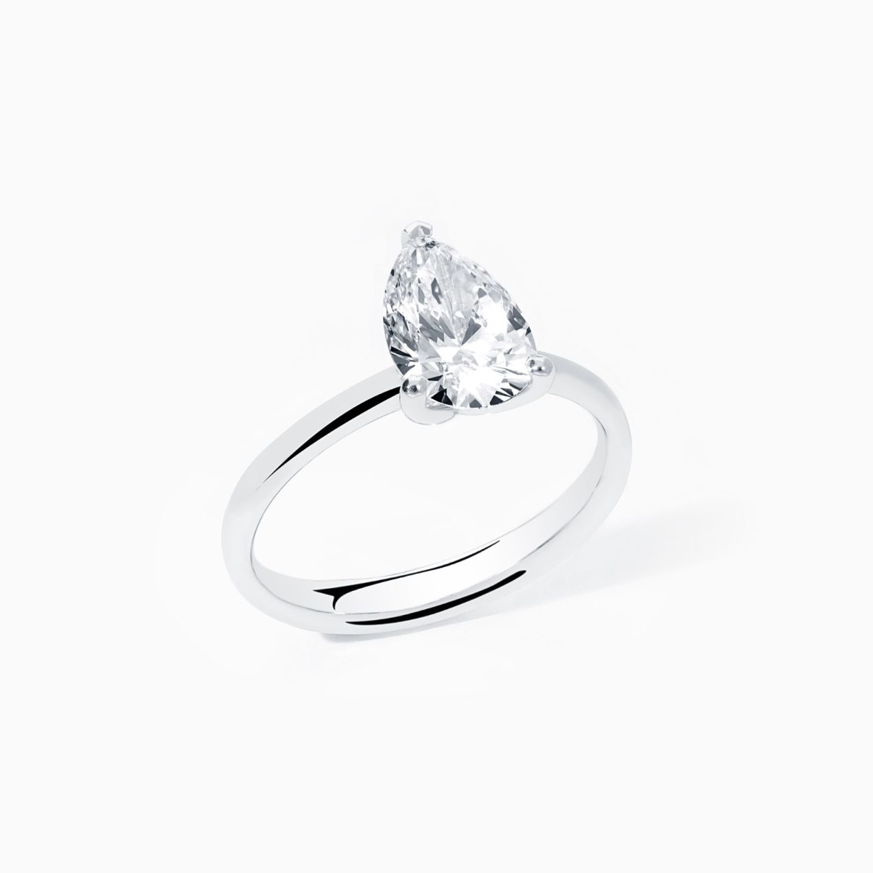 Anillo solitario de compromiso de platino con diamante central talla pera