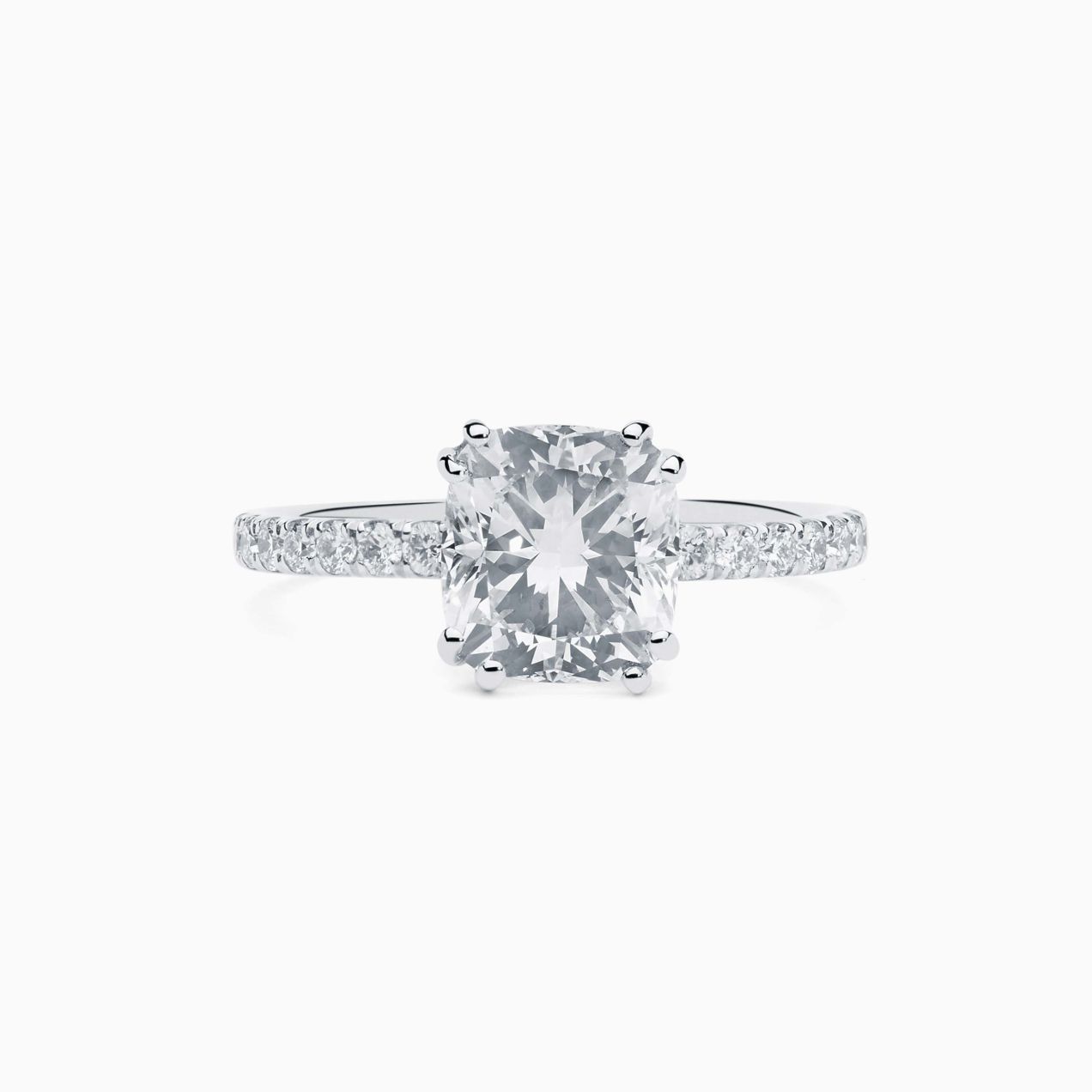 White gold with diamond in the center and arm with diamonds solitaire ring