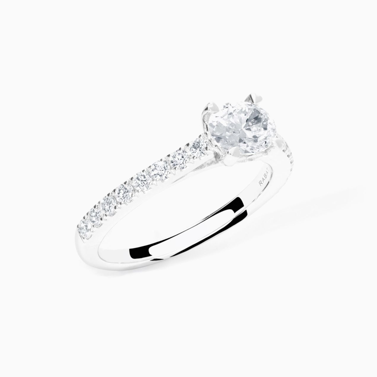 Anillo solitario de compromiso de oro blanco con diamante central talla oval y brazo de diamantes