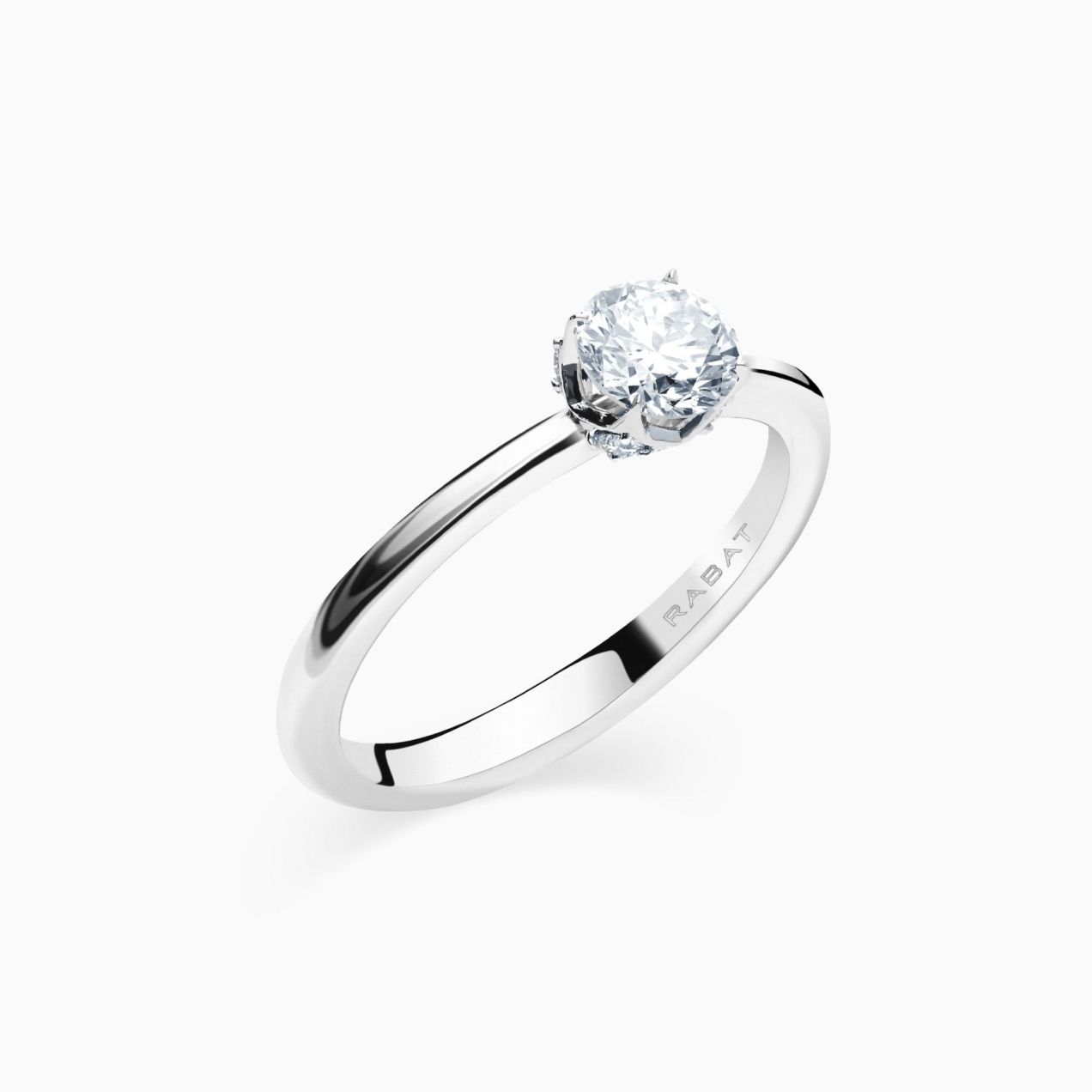 Solitaire ring in white gold with a central diamond and mini diamonds