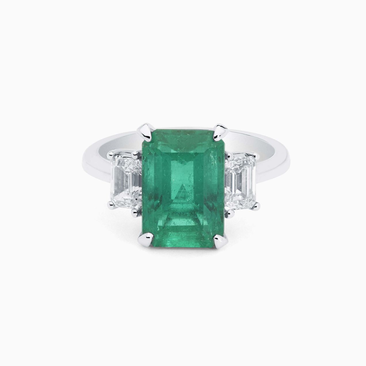 White gold with emerald diamonds in the center and in the side solitaire ring