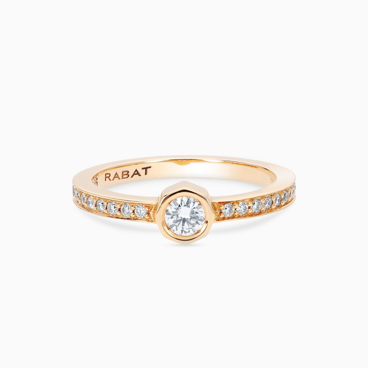 Anillo solitario de oro rosa con diamantre central y brazo de diamantes