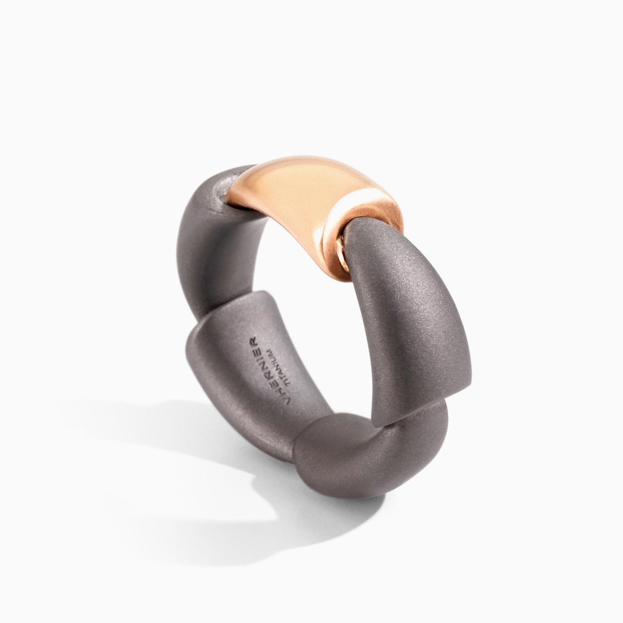 Vhernier calla ring in rose gold and titanium