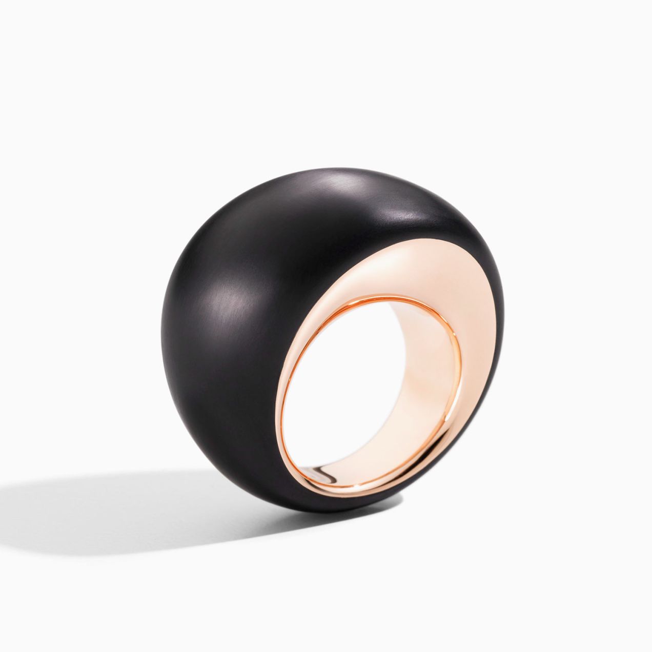 Vhernier pirouette ring in rose gold with jet