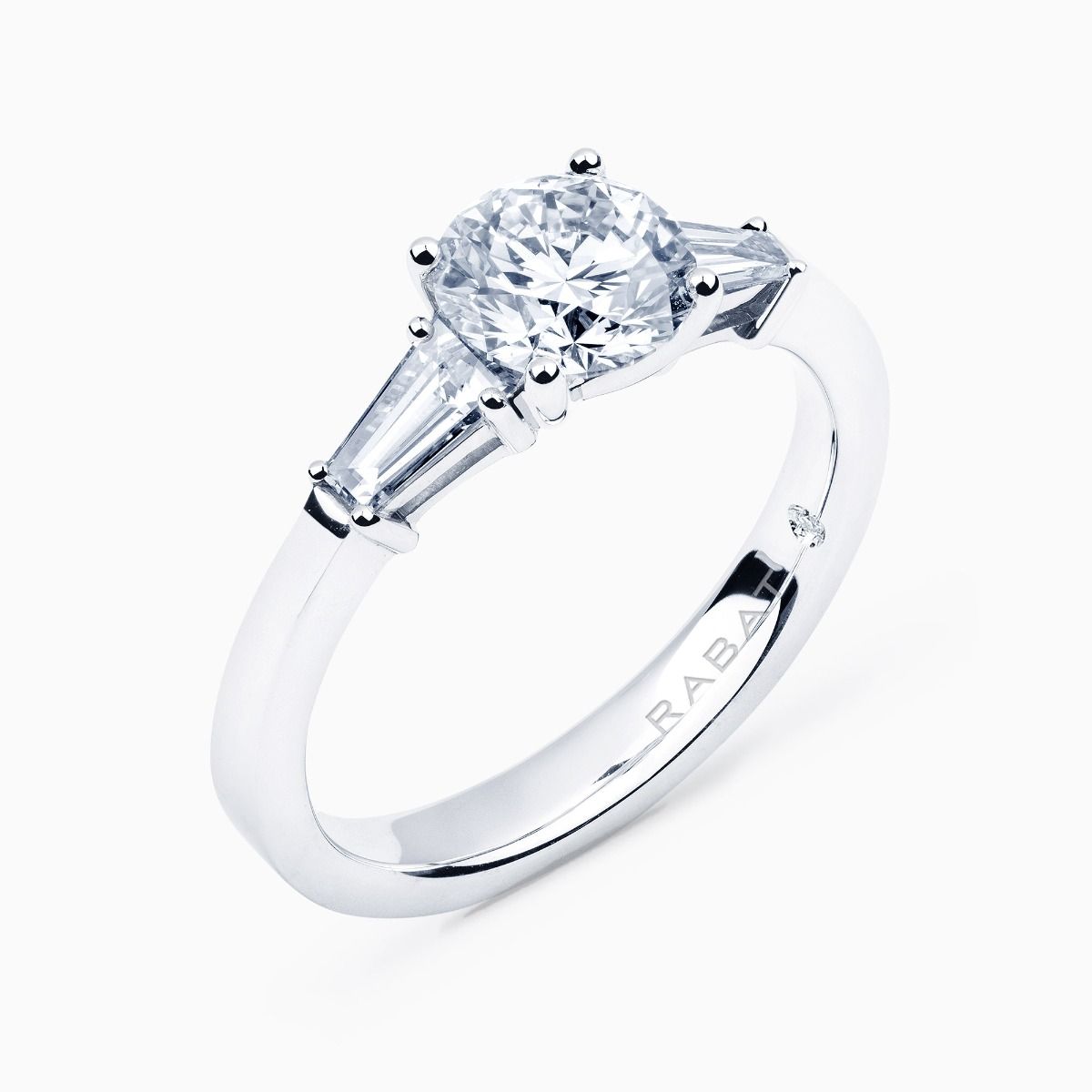 Anillo tresillo de compromiso de oro blanco con diamante central y diamantes laterales RABAT Poetic