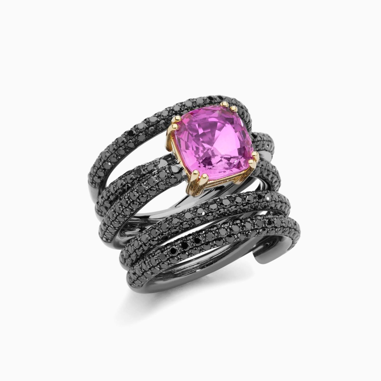 Anillo solitario con zafiro rosa central y brazo con diamantes negros