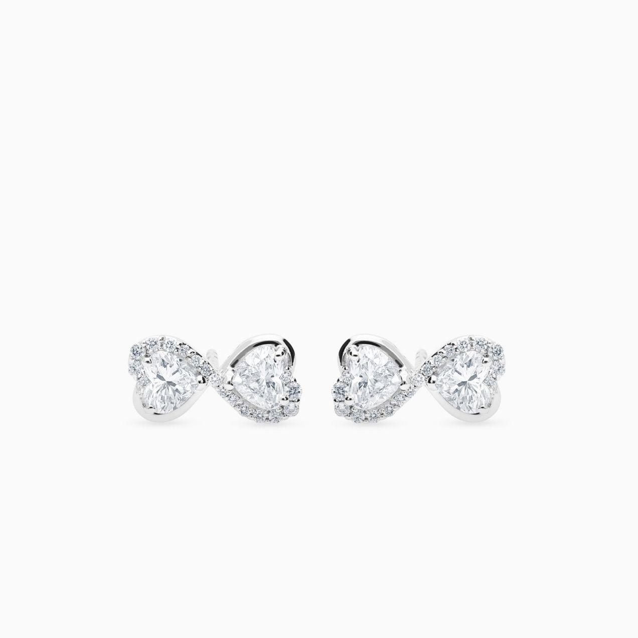 Pendientes con símbolo infinito de botón de oro blanco con diamantes talla corazón y diamantes