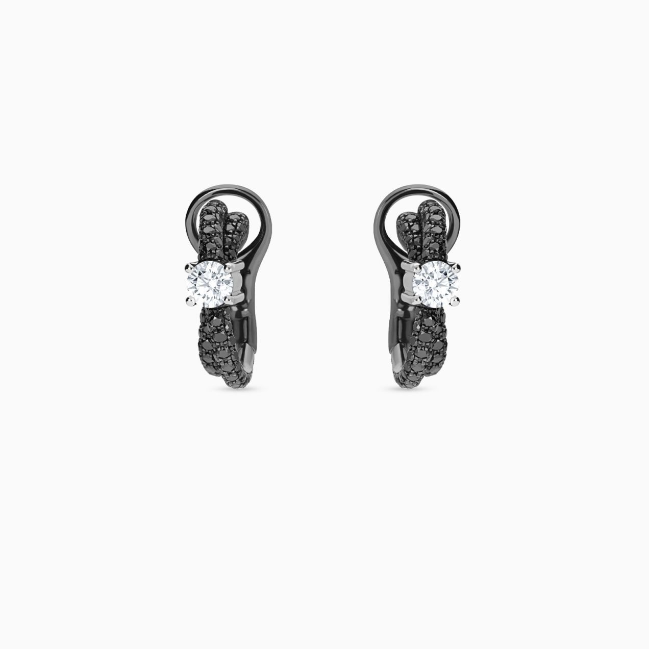 Pendientes cruzados de oro rodio negro con diamantes negros y diamante central blanco