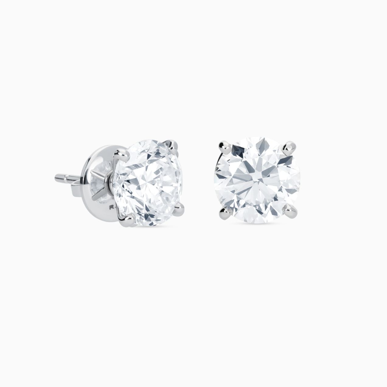 Pendientes dormilonas de oro blanco con diamantes