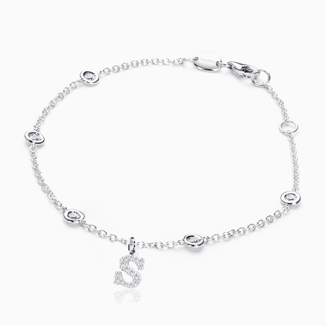 Pulsera de cadena de oro blanco con chatones de diamantes con charm inicial S de diamantes