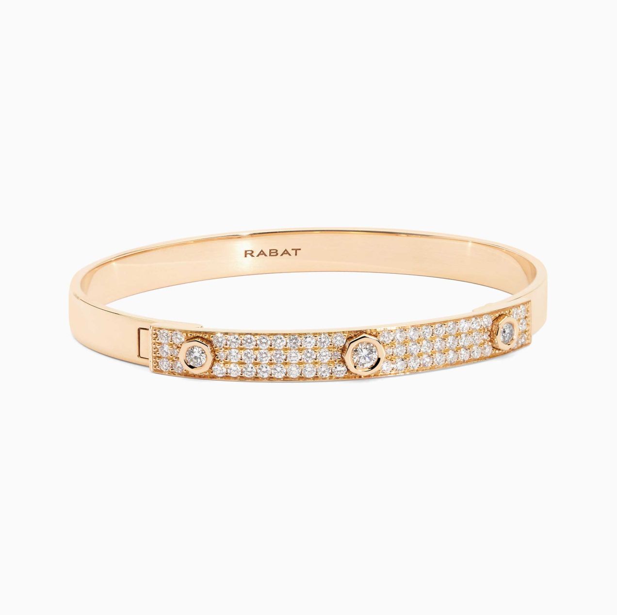 Pulsera esclava de oro rosa con tres diamantes principales y pavé de diamantes