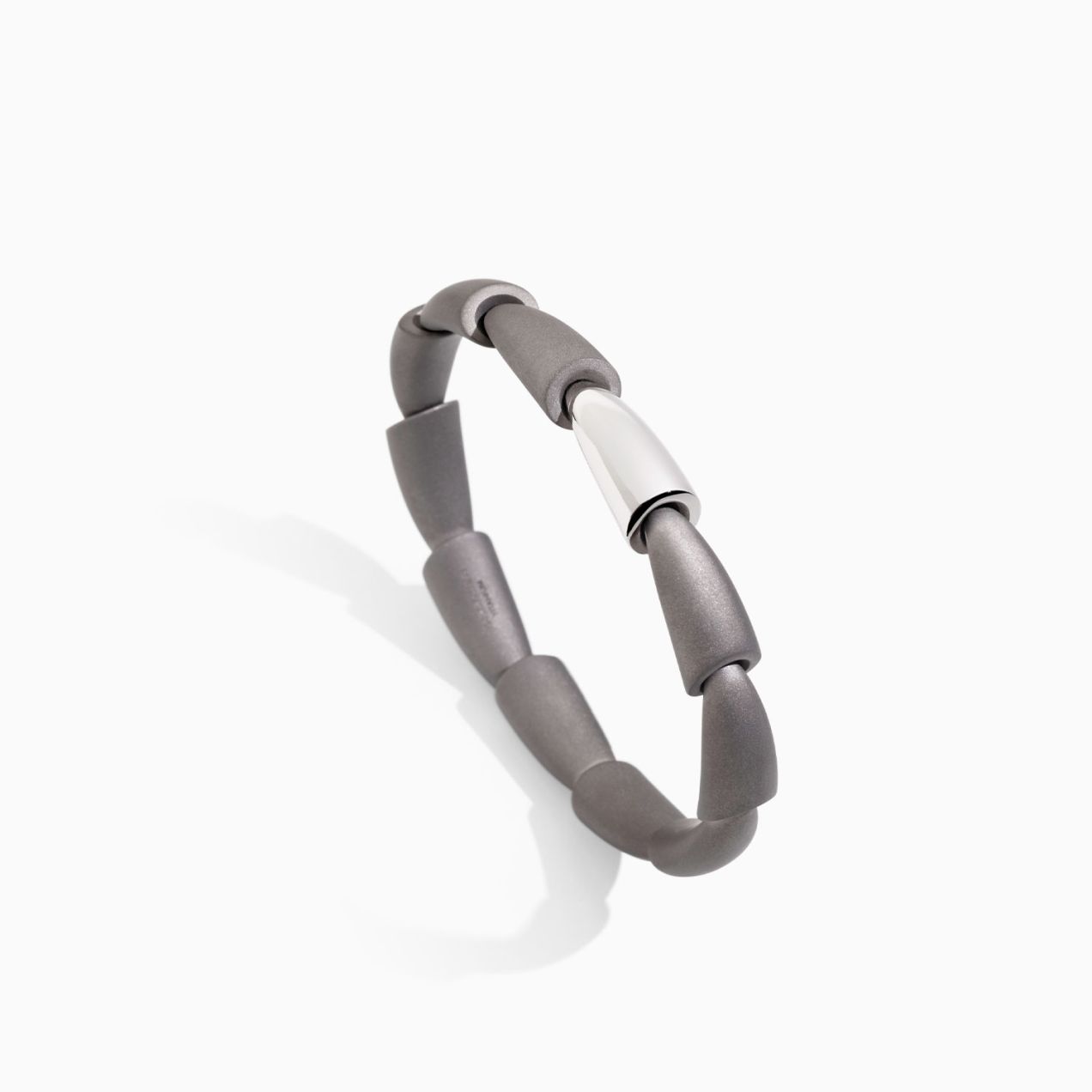 Vhernier calla platinum and titanium bracelet