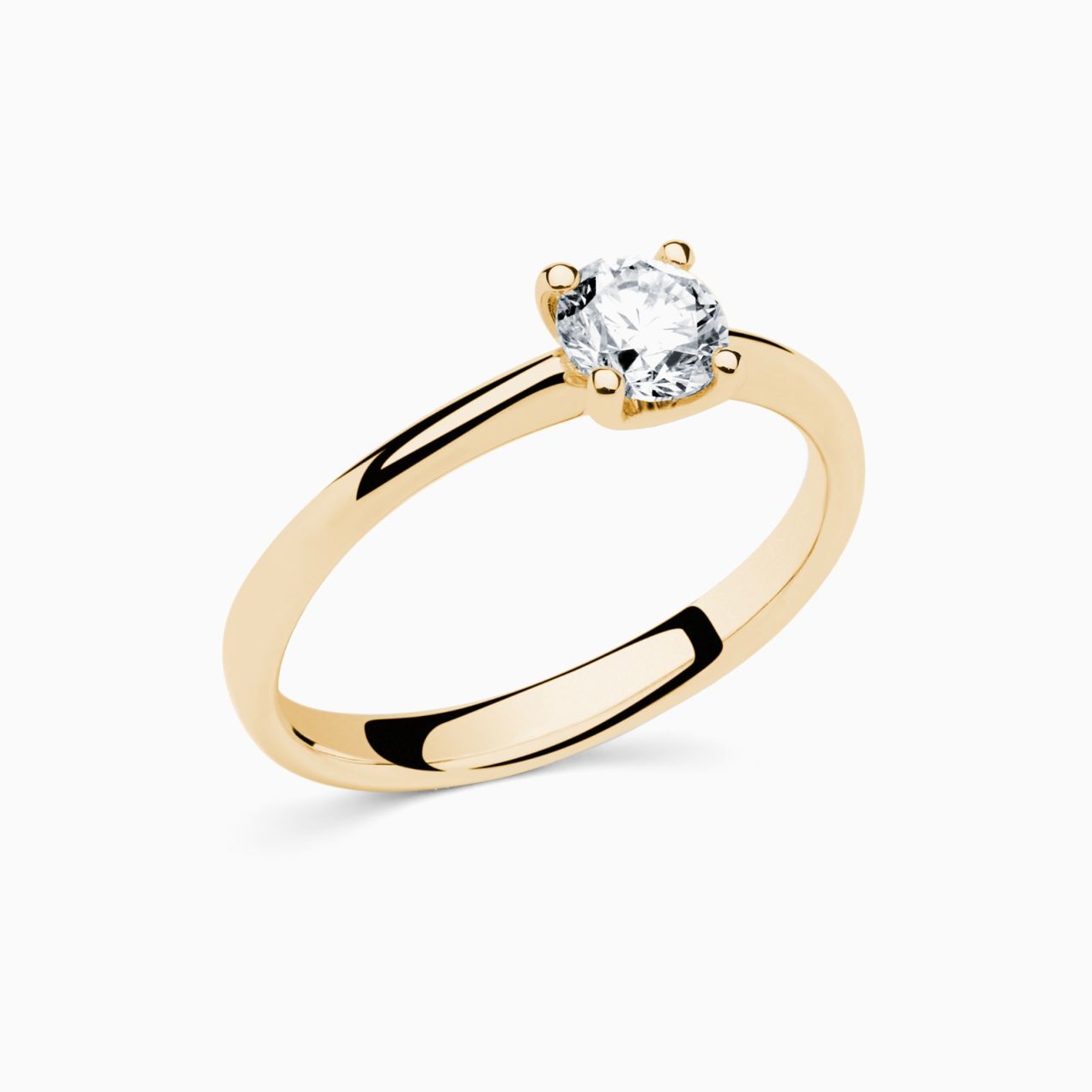 Anillo solitario de compromiso de oro amarillo con diamante central