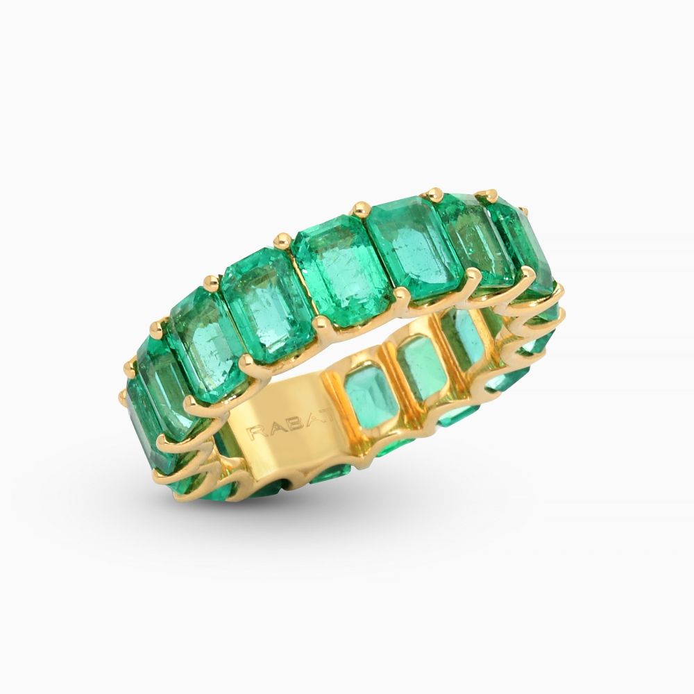 Anillo alianza de oro amarillo con esmeraldas