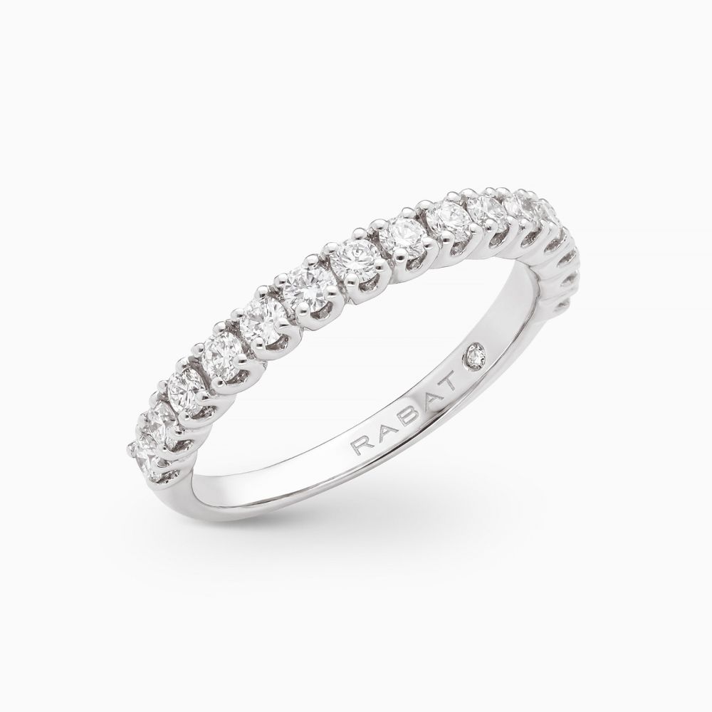 Anillo media alianza de compromiso de platino con diamantes