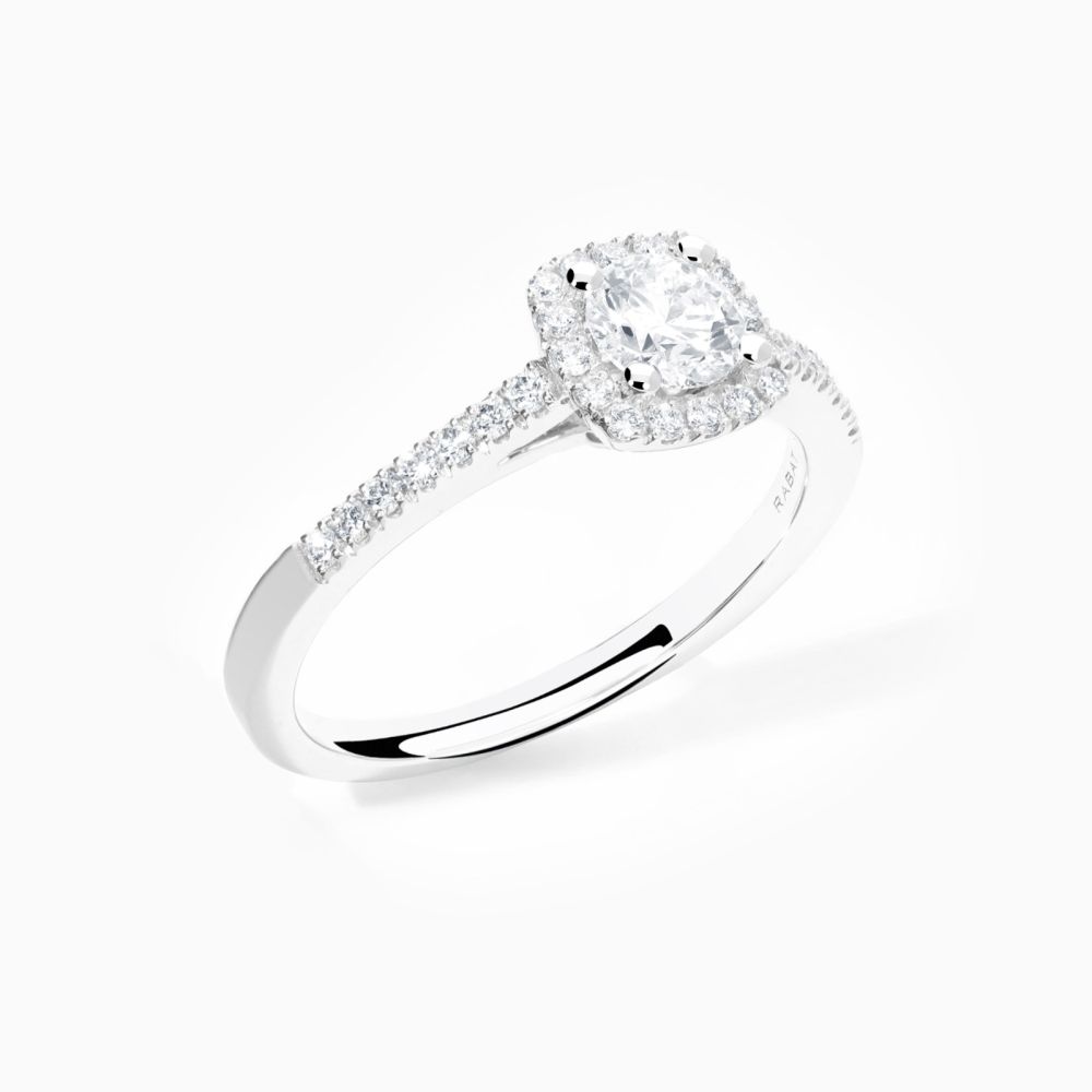 Anillo solitario de compromiso con diamante central con orla y brazo de diamantes