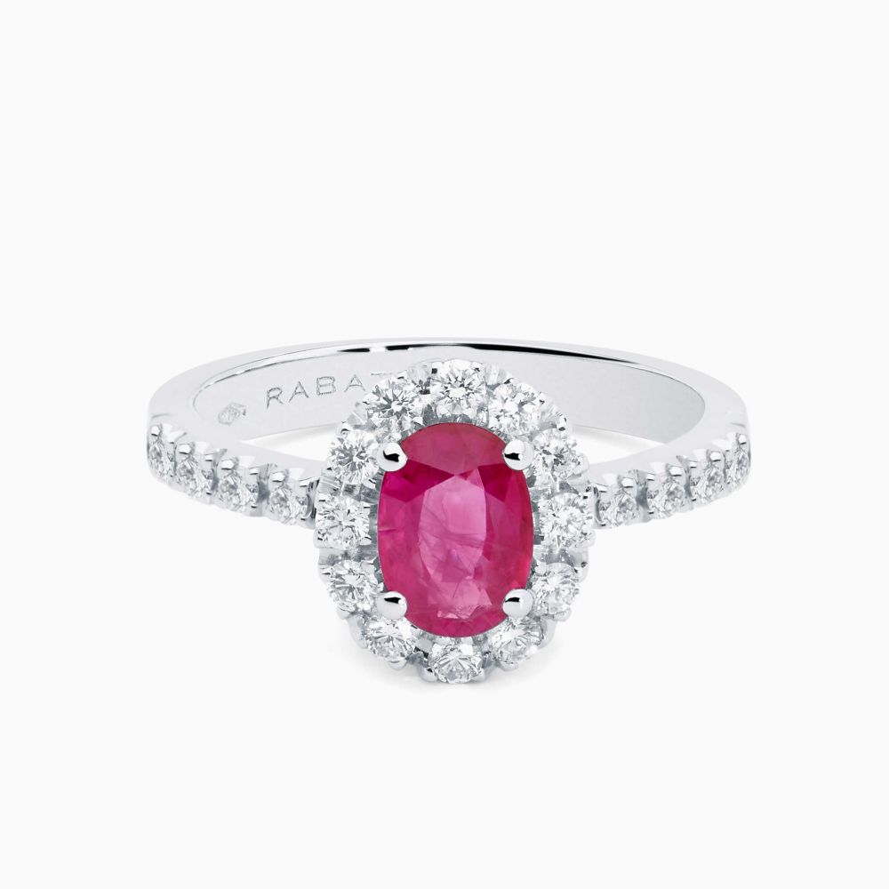 Anillo solitario de oro blanco con rubí central con orla y brazo de diamantes