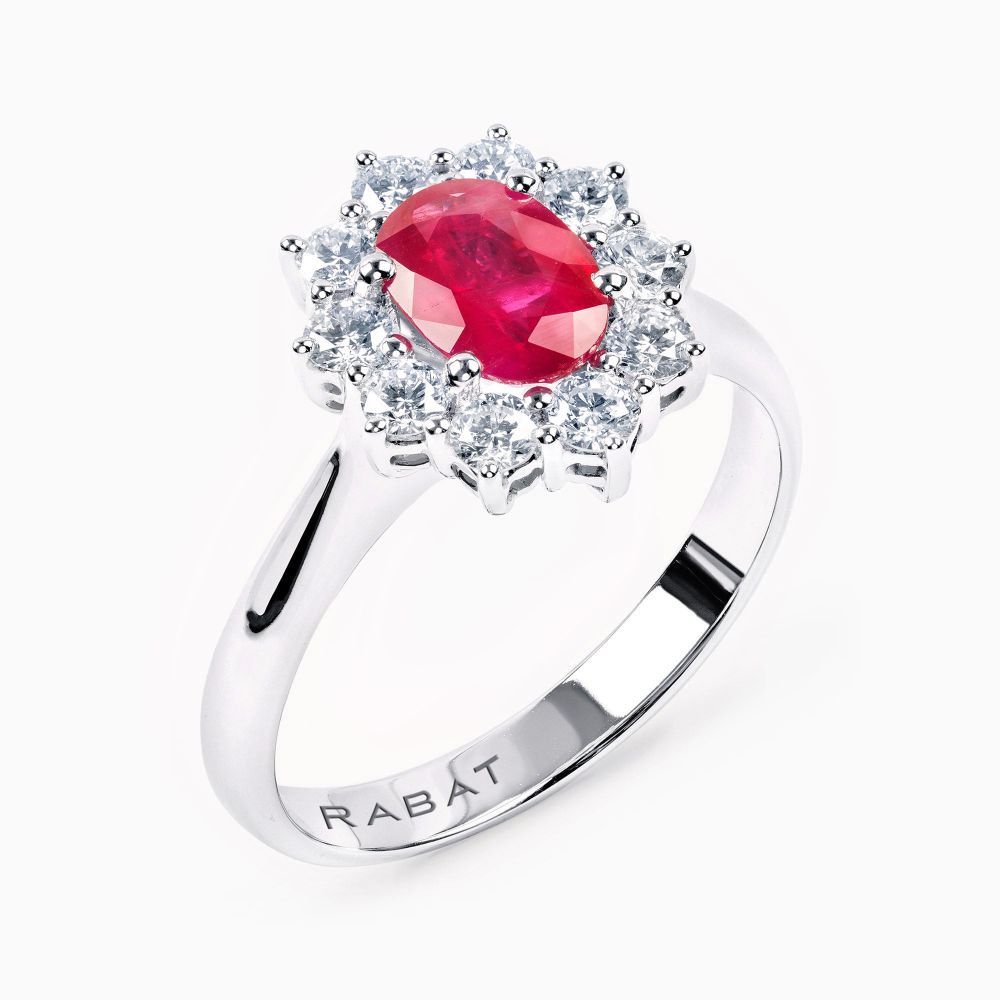 Anillo solitario en oro blanco con rubí rojo central talla oval y orla de diamantes RABAT Precious Stones en Joyería RABAT