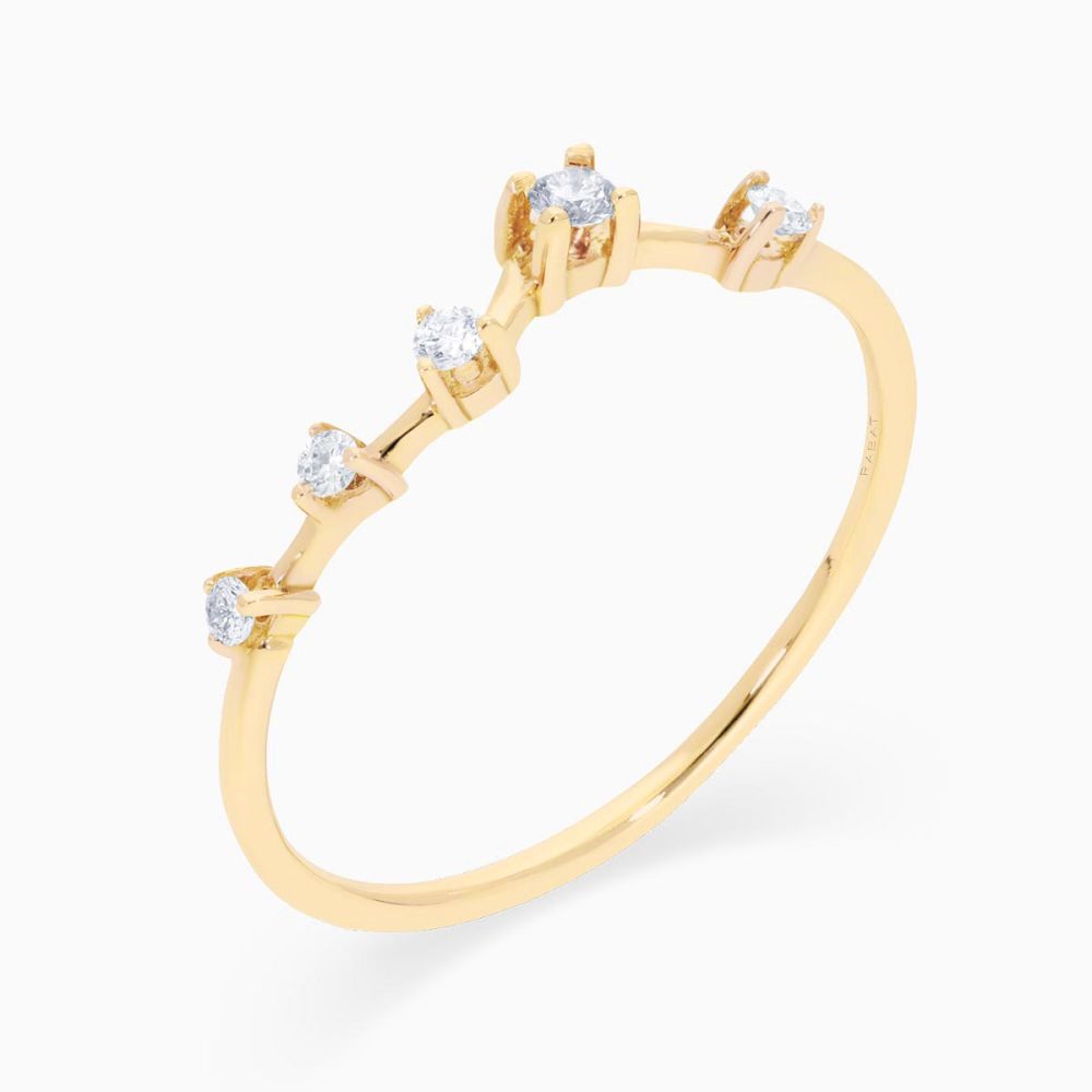 Anillo de oro amarillo con cinco diamantes en joyería RABAT.