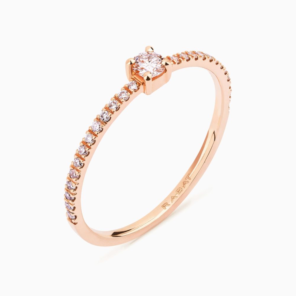 Anillo solitario de compromiso de oro rosa con diamante central y brazo de diamantes