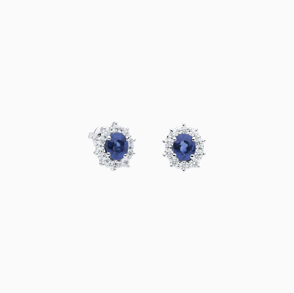 Pendientes de oro blanco con zafiro azul central talla oval y orla de diamantes
