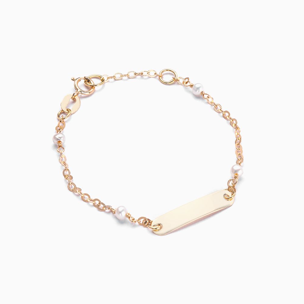 Pulsera de cadena infantil personalizable de oro amarillo con perlas y placa rectangular 