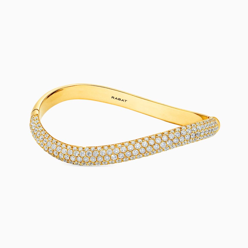Pulsera rígida ondulada de oro amarillo con pavé de diamantes en Joyería RABAT