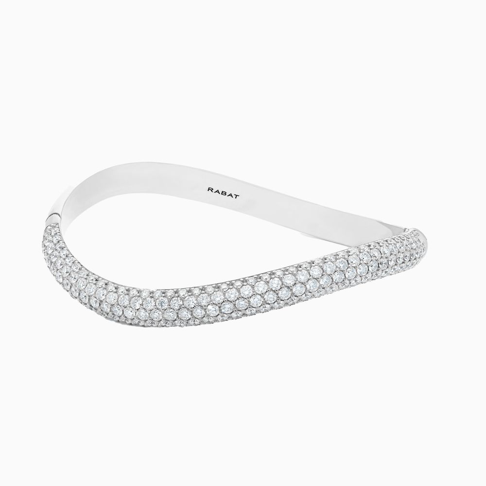 Pulsera rígida ondulada de oro blanco con pavé de diamantes en Joyería RABAT