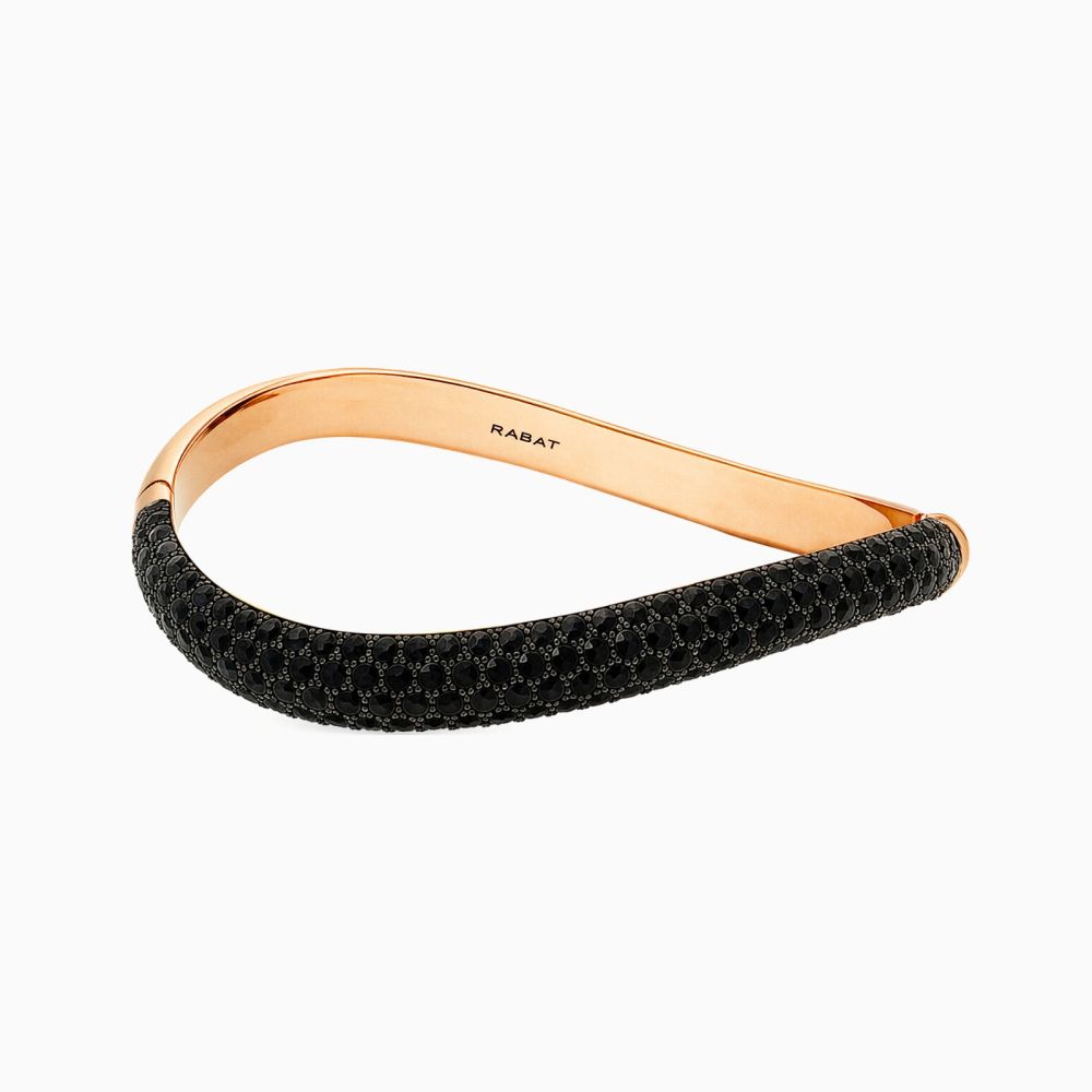 Pulsera rígida ondulada de oro rosa con pavé de diamantes negros en Joyería RABAT