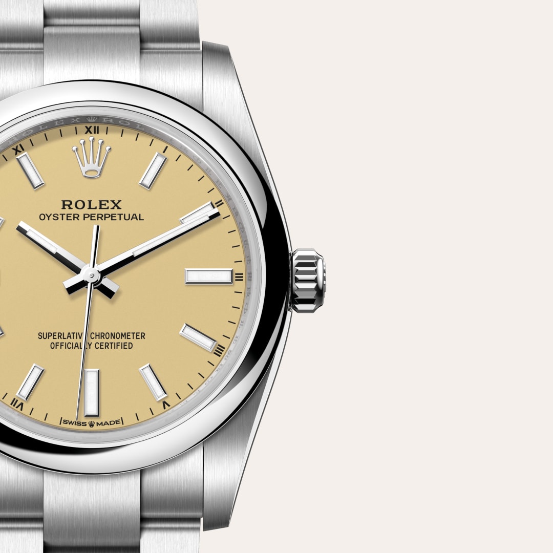 Reloj Rolex Oyster Perpetual 34 ref: M124200-0007 con esfera de color Beis, con cristal de Zafiro resistente a las rayaduras. Presenta bisel Abombado, corona Enroscada con sistema de doble hermeticidad Twinlock. 