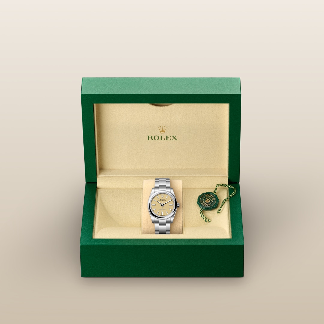 El reloj Rolex Oyster Perpetual 34 ref: M124200-0007 se entrega en un precioso estuche verde que protege y guardar el reloj. 