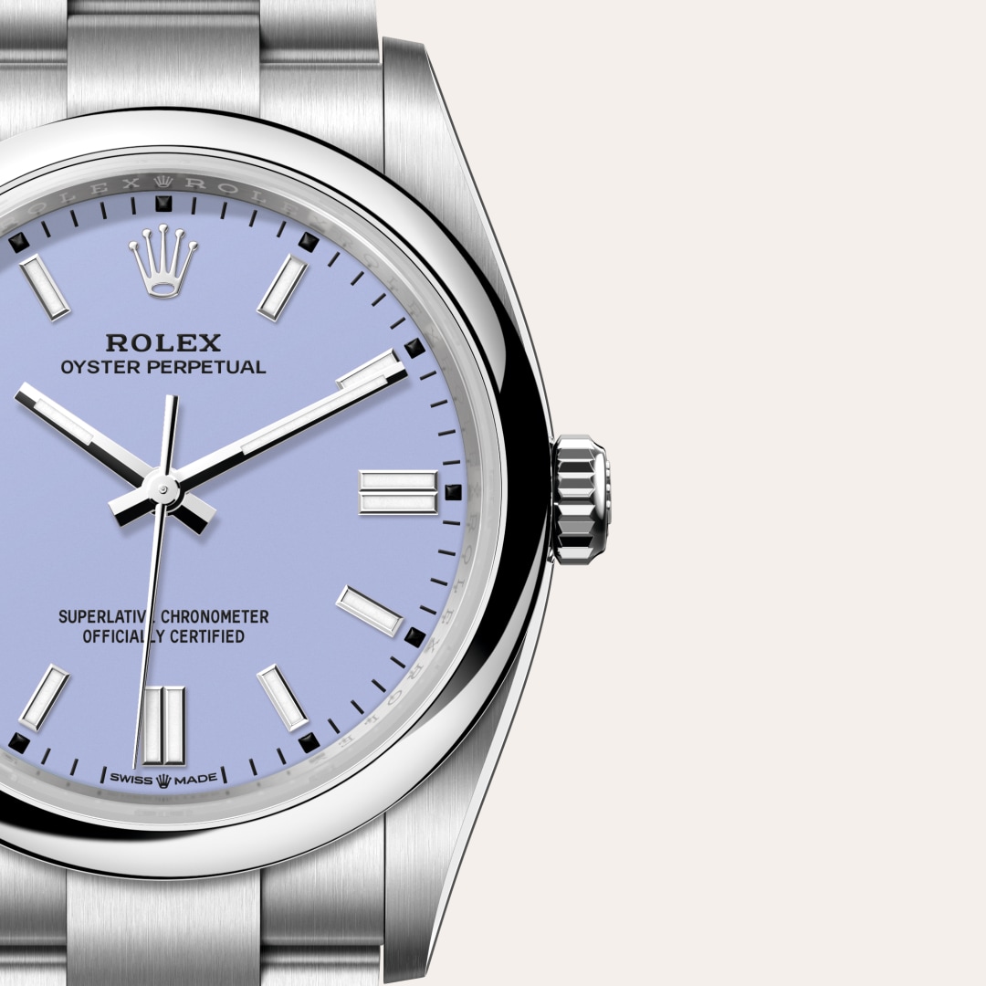Reloj Rolex Oyster Perpetual 36 ref: M126000-0013 con esfera de color Lavender, con cristal de Zafiro resistente a las rayaduras. Presenta bisel Abombado, corona Enroscada con sistema de doble hermeticidad Twinlock. 