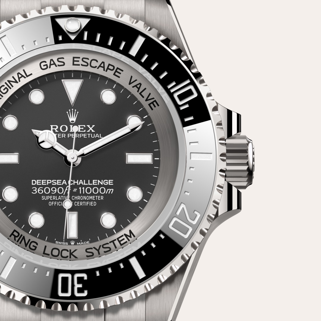Reloj Rolex Deepsea Challenge ref: M126067-0002 con esfera de color Negro intenso, con cristal de Zafiro abombado de 9,5 mm resistente a las rayaduras. Presenta bisel Giratorio unidireccional graduado 60 minutos, disco Cerachrom de cerámica resistente a l 