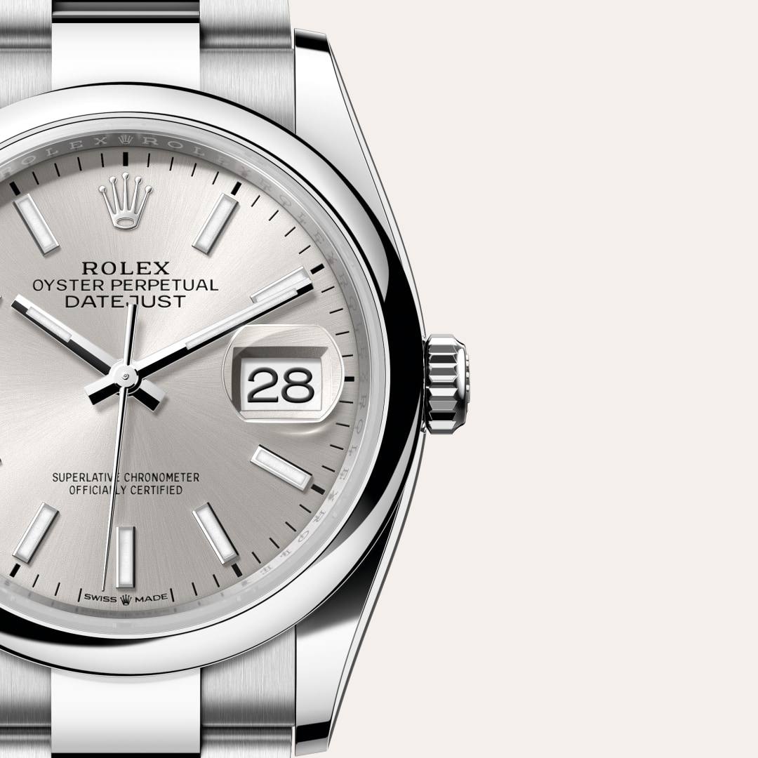Reloj Rolex Datejust 36 ref: M126200-0002 con esfera de color Plateada, con cristal de Zafiro resistente a las rayaduras, lente Cyclops sobre la fecha. Presenta bisel Abombado, corona Enroscada con sistema de doble hermeticidad Twinlock. 