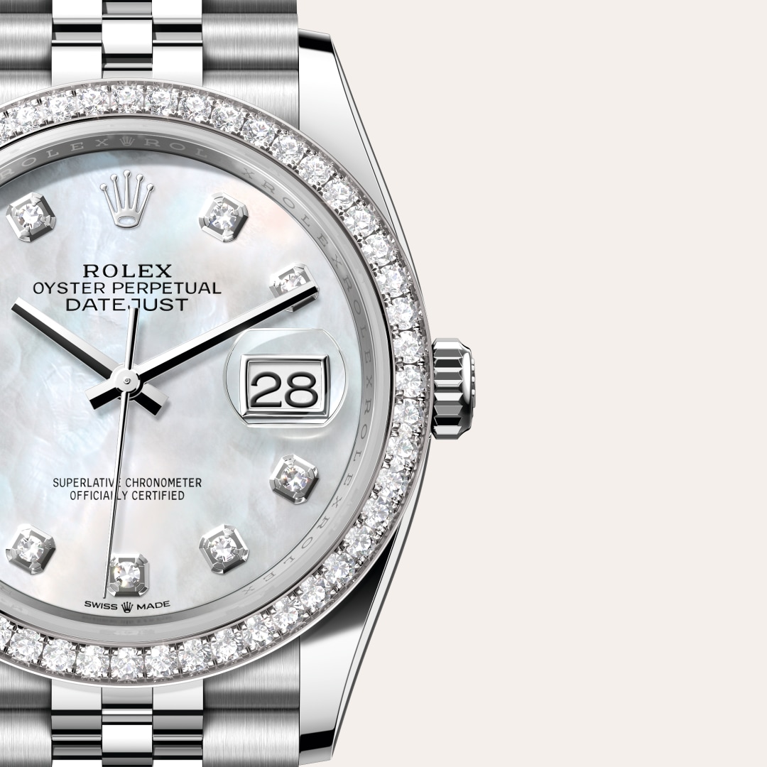 Reloj Rolex Datejust 36 ref: M126284RBR-0011 con esfera de color Nácar blanco engastada de diamantes, con cristal de Zafiro resistente a las rayaduras, lente Cyclops sobre la fecha. Presenta bisel Engastado de diamantes, corona Enroscada con sistema de do 