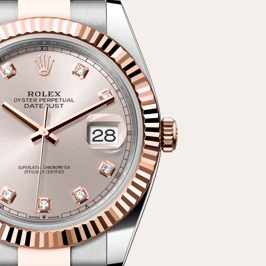 Reloj Rolex Datejust 41 ref: M126331-0007 con esfera de color Sundust engastada con diamantes, con cristal de Zafiro resistente a las rayaduras, lente Cyclops sobre la fecha. Presenta bisel Estriado, corona Enroscada con sistema de doble hermeticidad Twin 