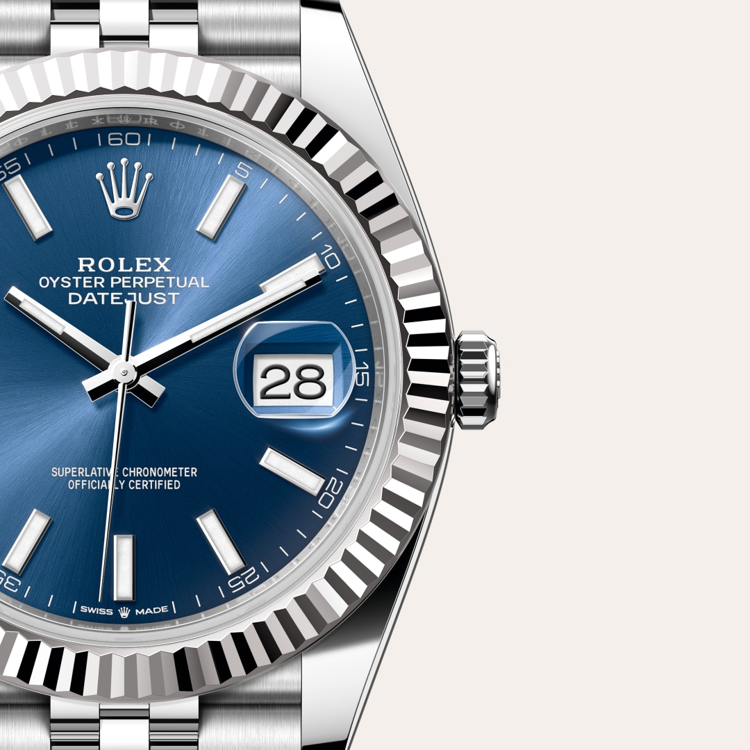 Reloj Rolex Datejust 41 ref: M126334-0002 con esfera de color Azul vivo, con cristal de Zafiro resistente a las rayaduras, lente Cyclops sobre la fecha. Presenta bisel Estriado, corona Enroscada con sistema de doble hermeticidad Twinlock. 