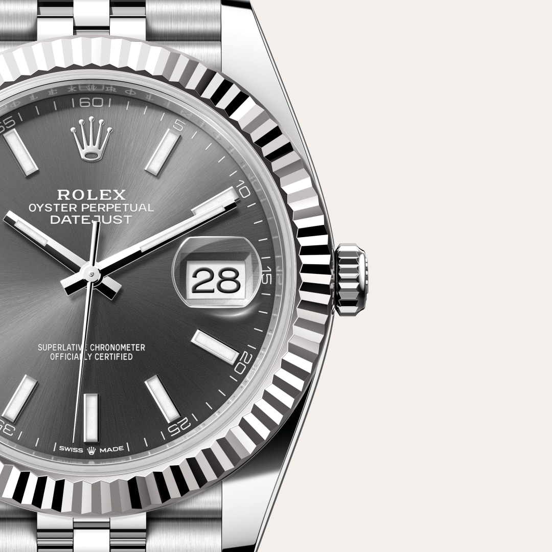 Reloj Rolex Datejust 41 ref: M126334-0014 con esfera de color Pizarra, con cristal de Zafiro resistente a las rayaduras, lente Cyclops sobre la fecha. Presenta bisel Estriado, corona Enroscada con sistema de doble hermeticidad Twinlock. 