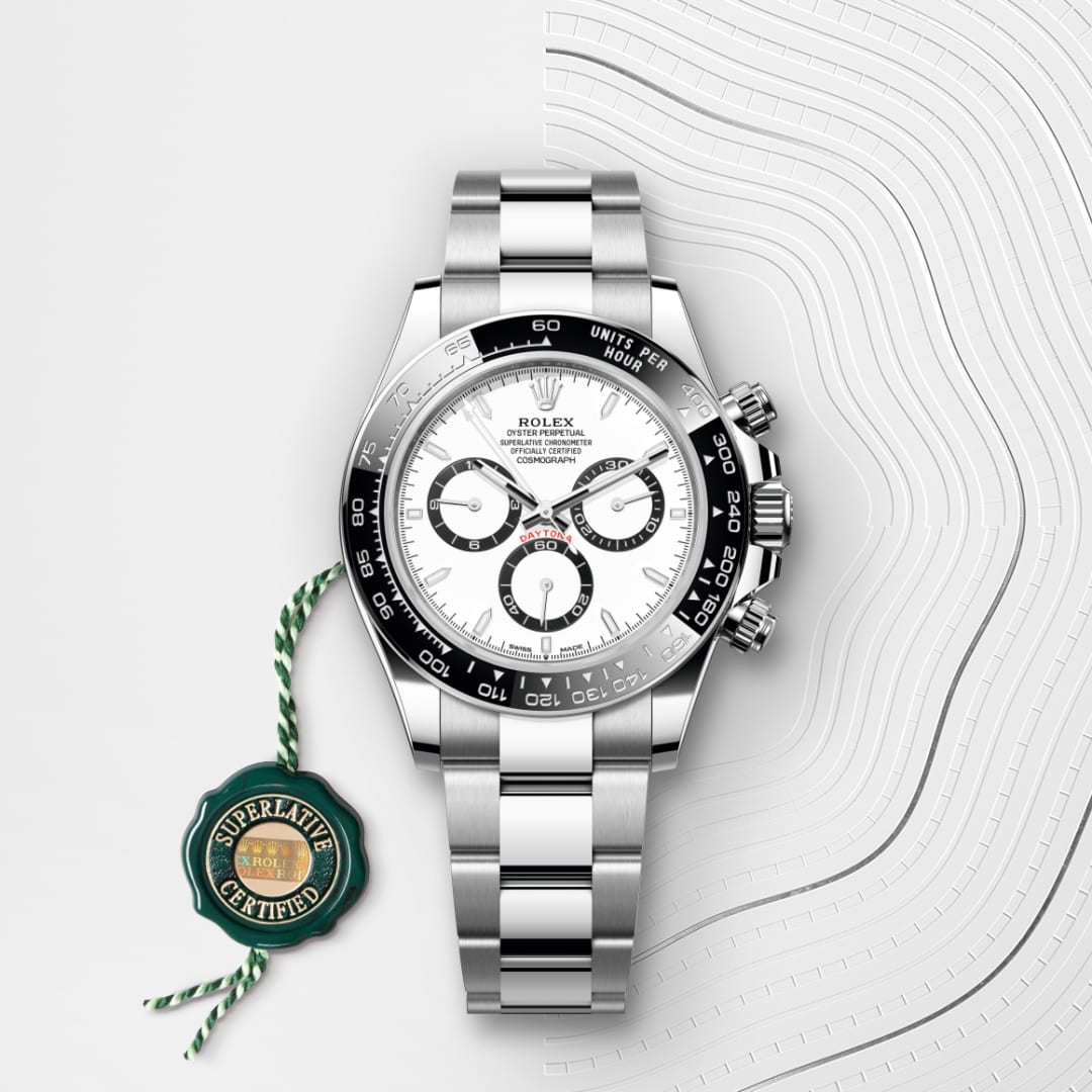 El reloj Rolex Cosmograph Daytona ref: M126500LN-0001 viene acompañado de un sello verde, un símbolo de su estatus de Cronómetro Superlativo, aplicando la garantía de cinco años. 