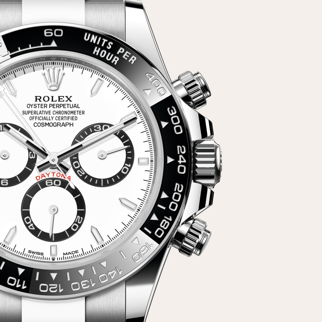 Reloj Rolex Cosmograph Daytona ref: M126500LN-0001 con esfera de color Blanca, anillos de contadores en negro, con cristal de Zafiro resistente a las rayaduras. Presenta bisel Bisel Cerachrom monobloque en cerámica negra con escala taquimétrica moldeada,  