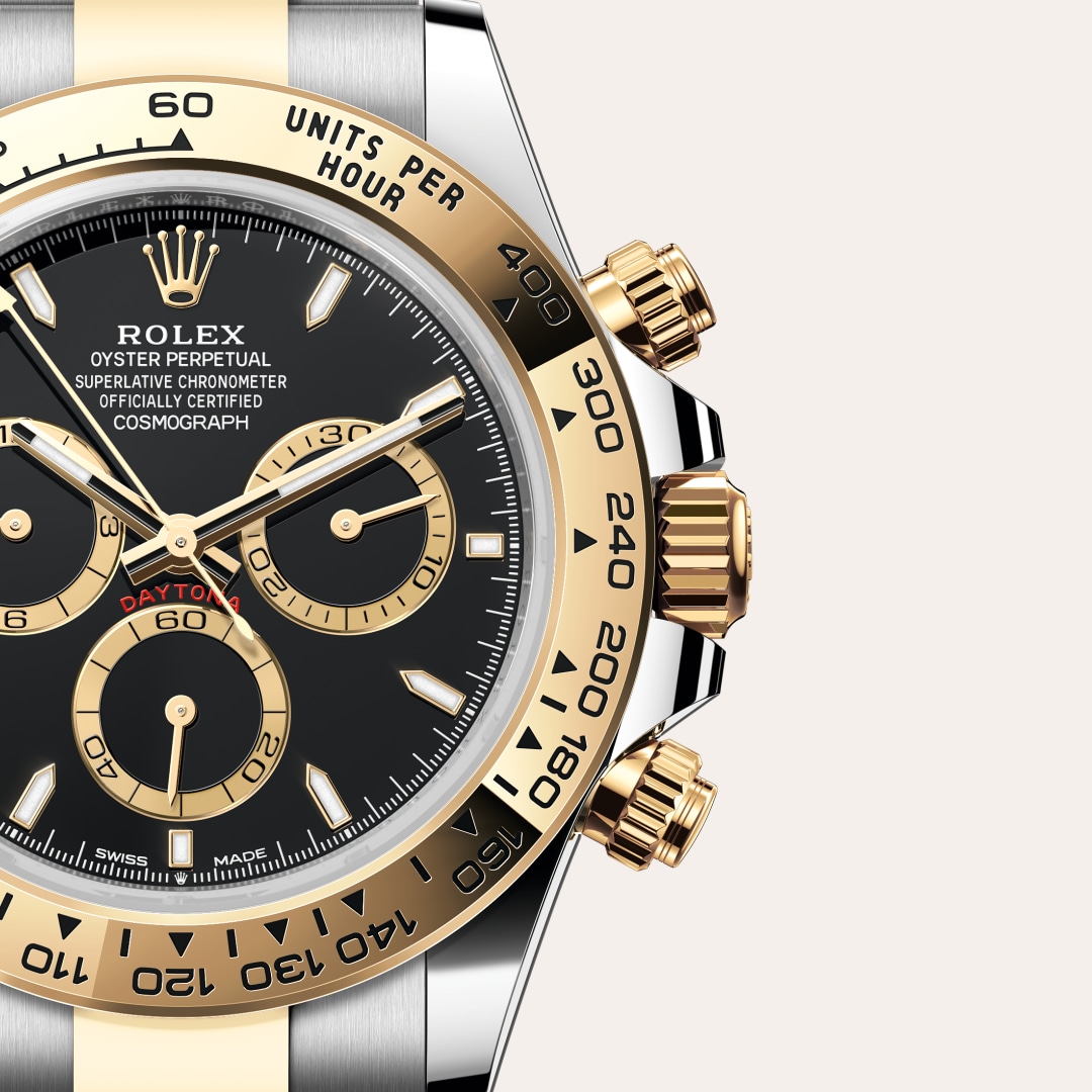 Reloj Rolex Cosmograph Daytona ref: M126503-0003 con esfera de color Negra, anillos de contadores en dorado, con cristal de Zafiro resistente a las rayaduras. Presenta bisel Fijo, con escala taquimétrica grabada, en oro amarillo, corona Enroscada con sist 