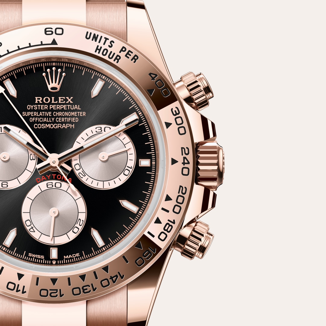 Reloj Rolex Cosmograph Daytona ref: M126505-0001 con esfera de color Negro vivo y Sundust, con cristal de Zafiro resistente a las rayaduras. Presenta bisel Fijo, con escala taquimétrica grabada, en oro Everose de 18 quilates, corona Enroscada con sistema  