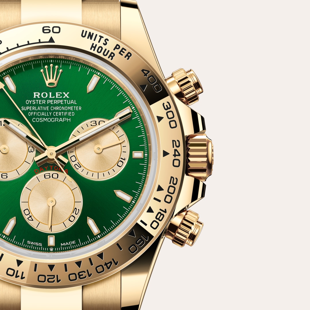 Reloj Rolex Cosmograph Daytona ref: M126508-0008 con esfera de color Verde vivo y dorado, con cristal de Zafiro resistente a las rayaduras. Presenta bisel Fijo, con escala taquimétrica grabada, en oro amarillo de 18 quilates, corona Enroscada con sistema  